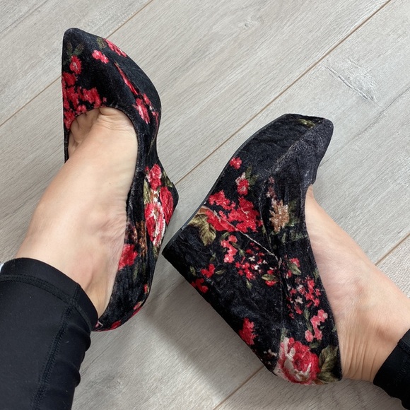 New ALDO platform velvet floral wedge shoes - Picture 7 of 7